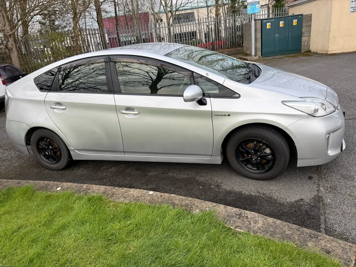 Toyota Prius 2016 Hybrid - Image 2