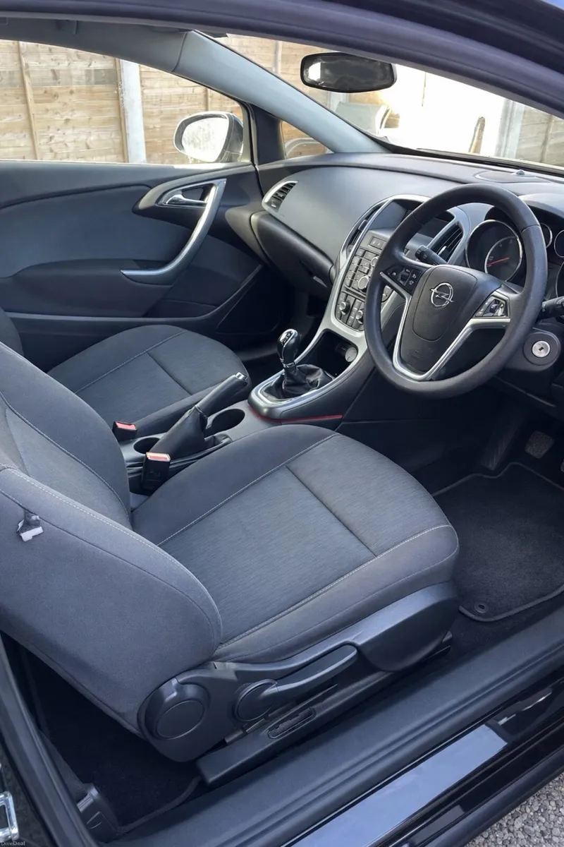 Opel Astra GTC - Image 2