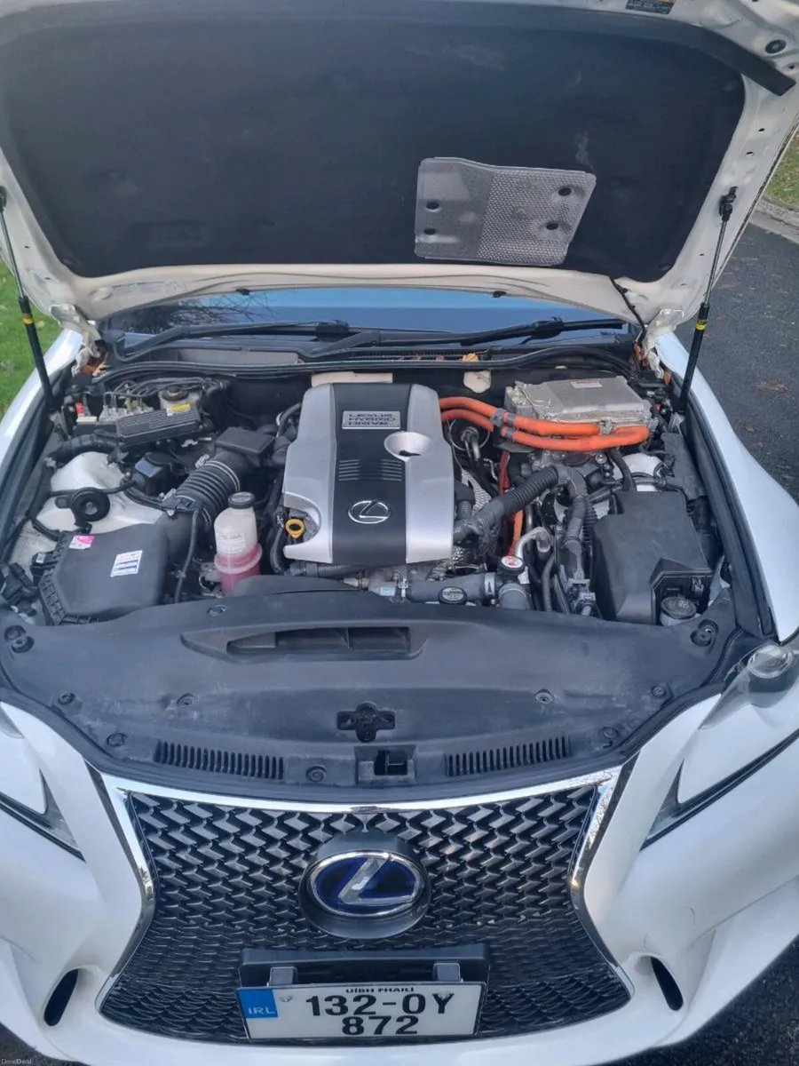 Lexus IS300H Japan - Image 4
