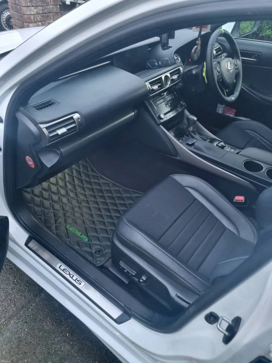 Lexus IS300H Japan - Image 2