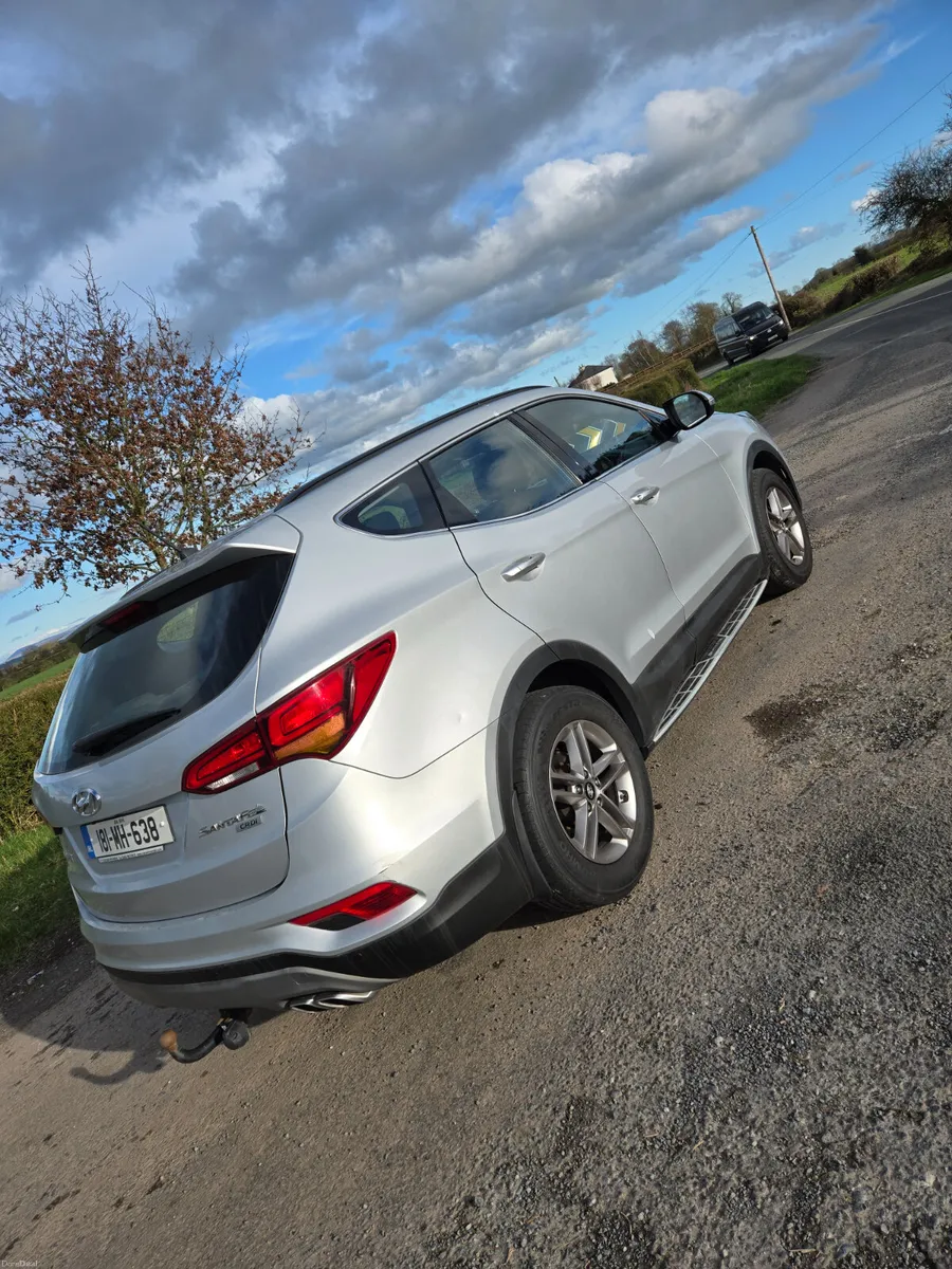 Hyundai Santa Fe 2018 (7 Seater) - Image 2