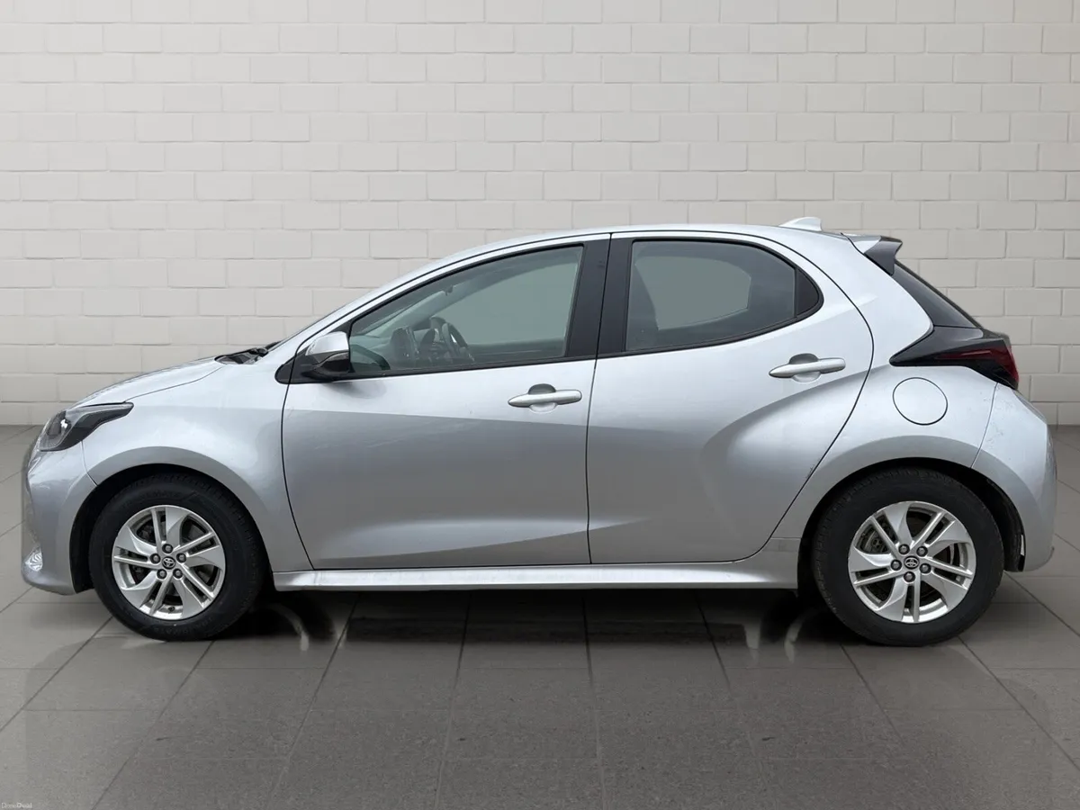 Toyota Yaris 2023 Hybrid - Image 2