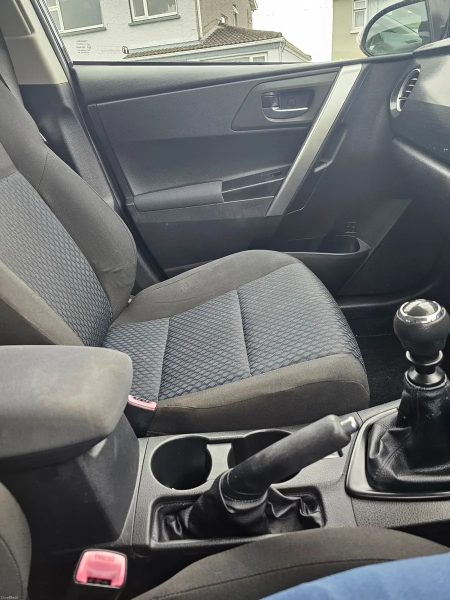 Toyota Auris 2013 - Image 2