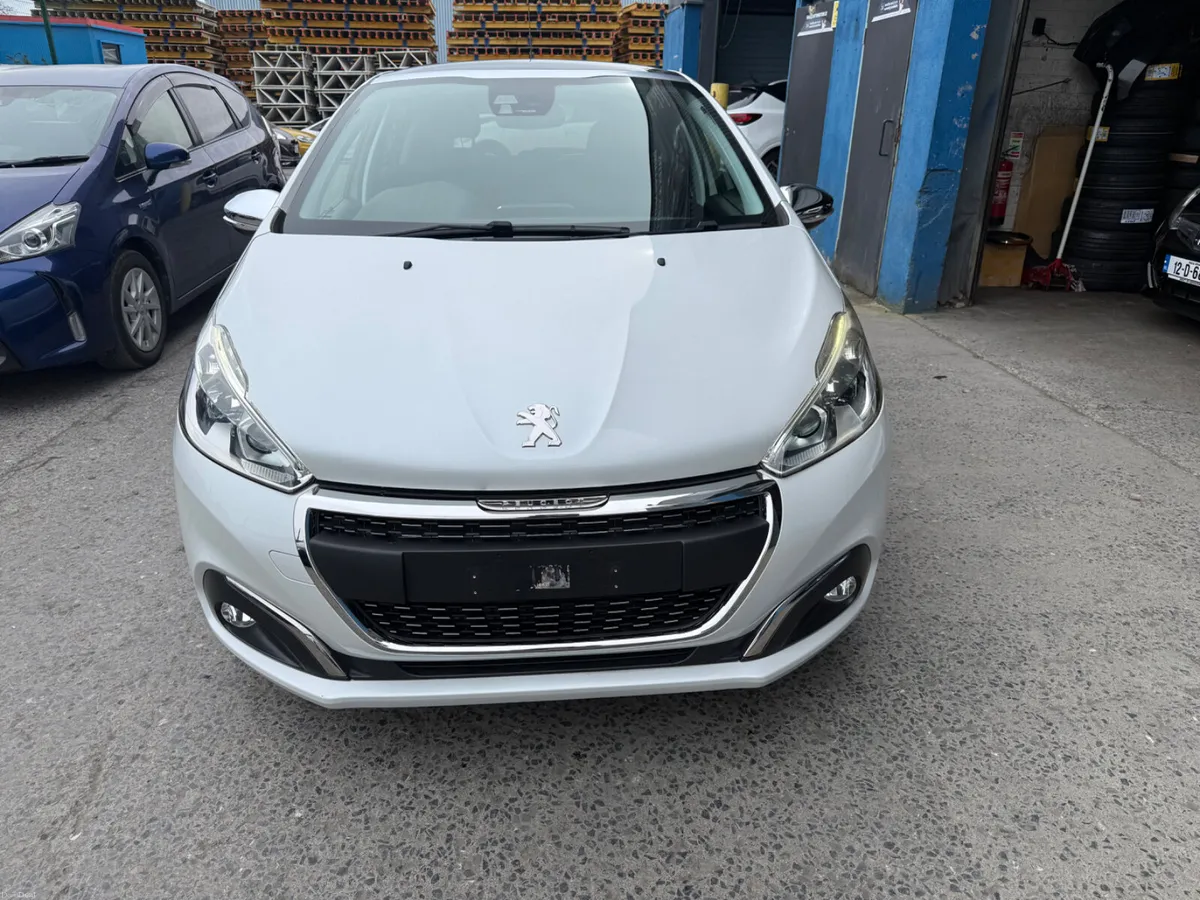 2017 Peugeot 208 Allure Automatic  / Panaromic - Image 2