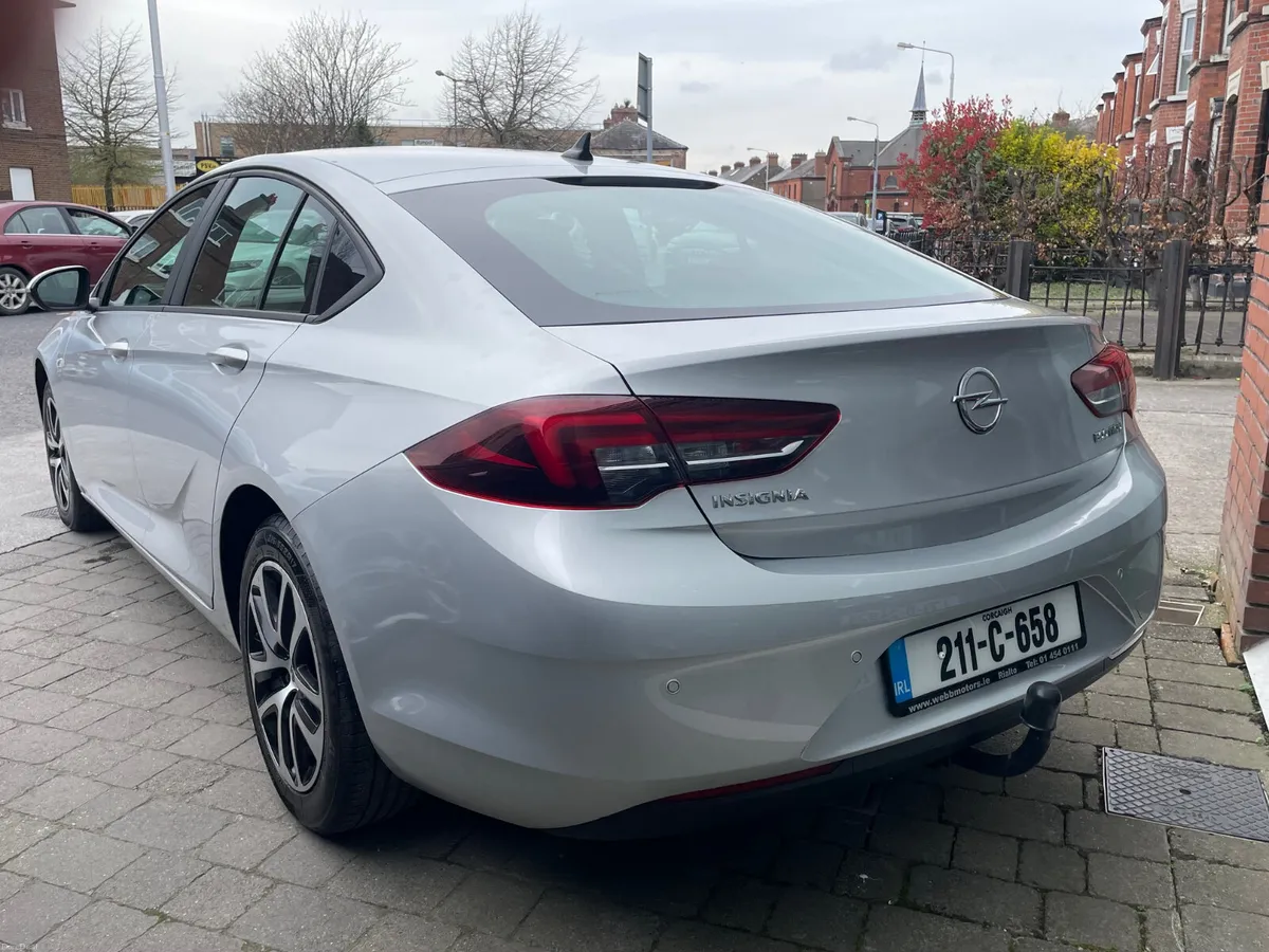 Insignia 1.6 D GRAND SPORT 5DR H/BACK 1 OWNER - Image 4