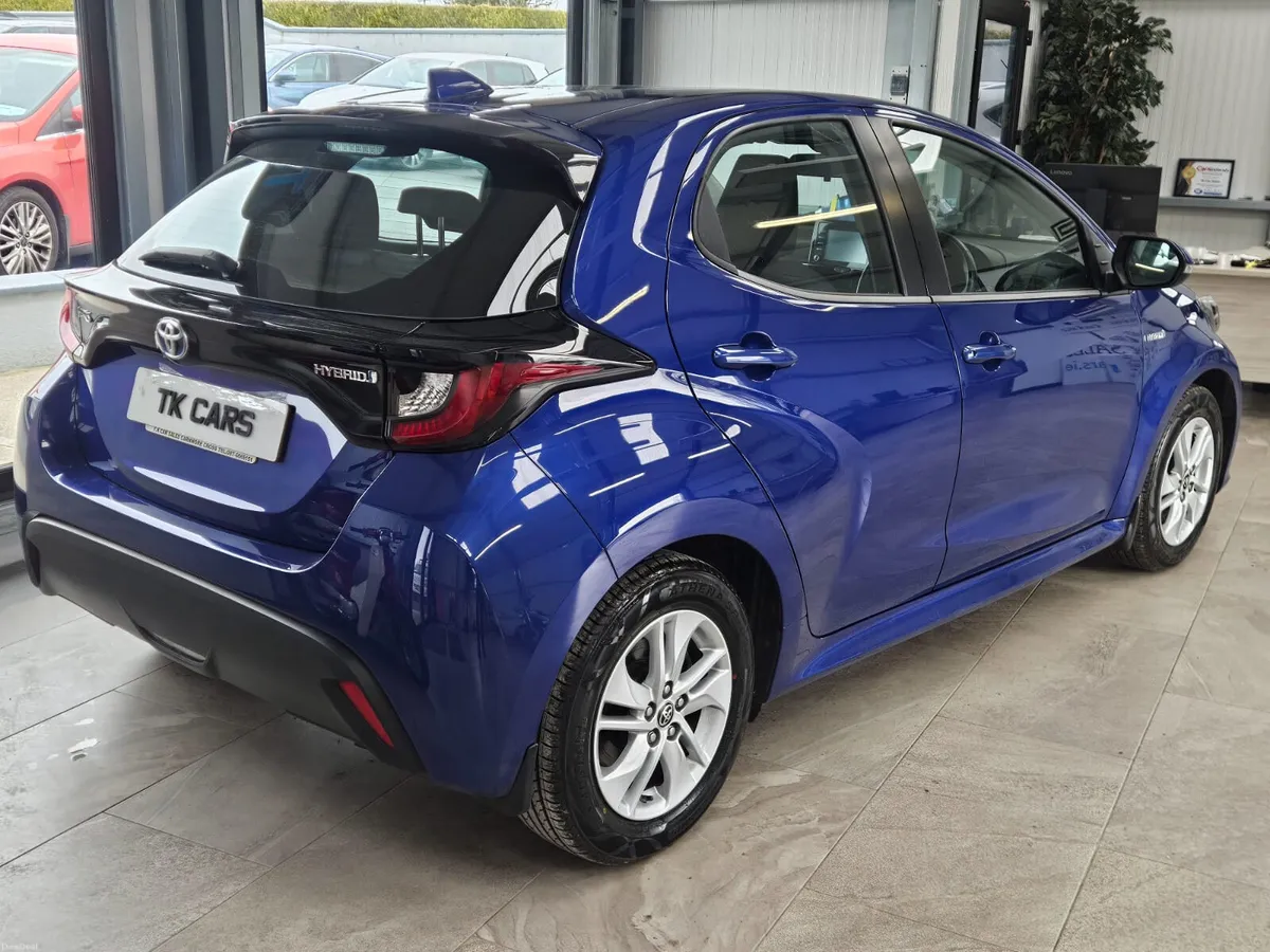 211 TOYOTA YARIS 1.5 PETROL HYBRID - Image 4
