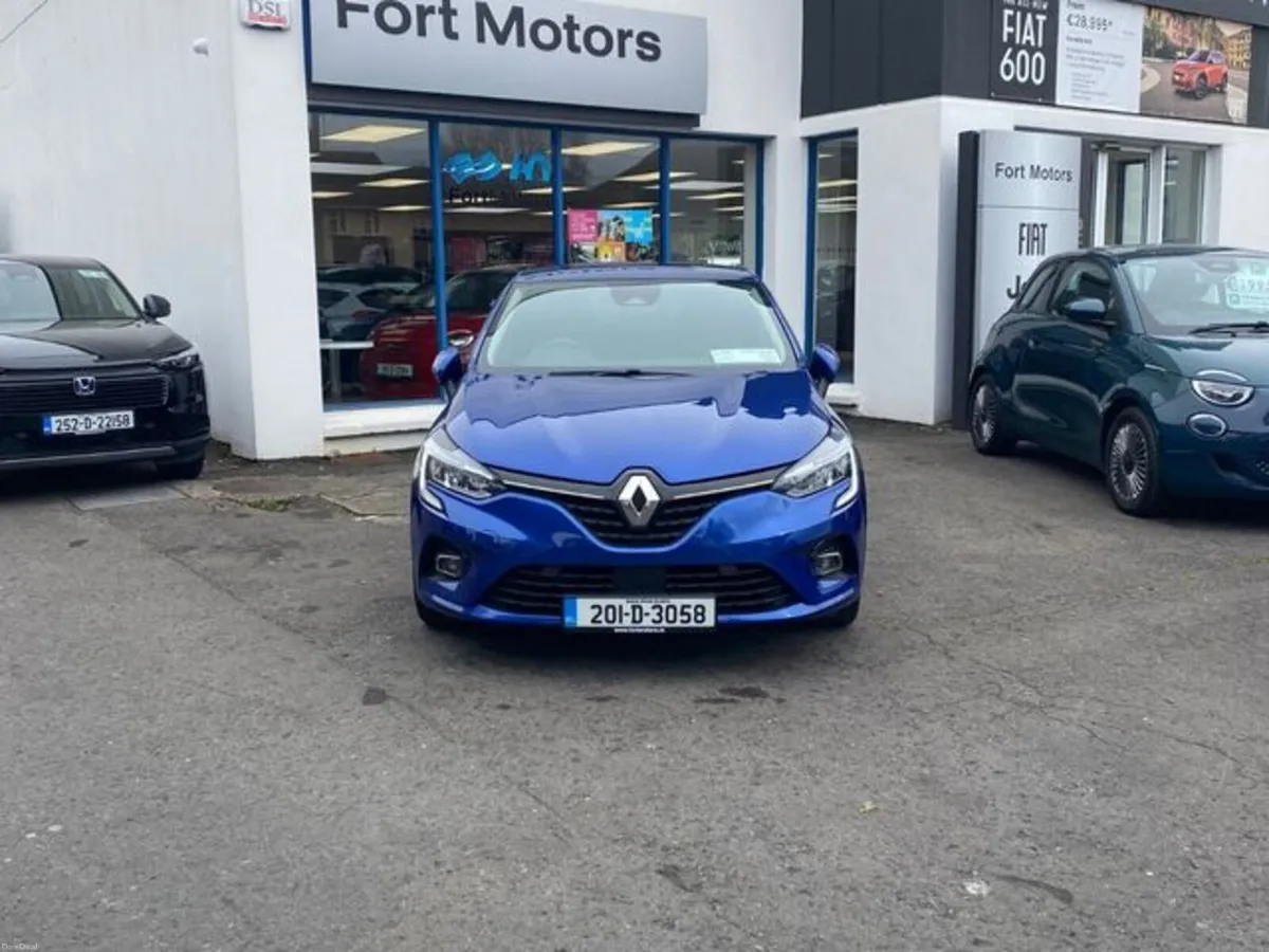 Renault Clio Iconic , Petrol , Manual , 5 Door Hat - Image 3