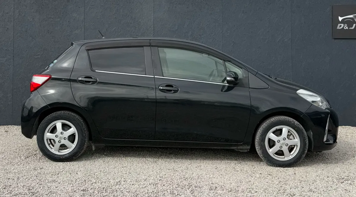 Toyota Vitz / Yaris 1.0 Automatic 2017 - Image 3