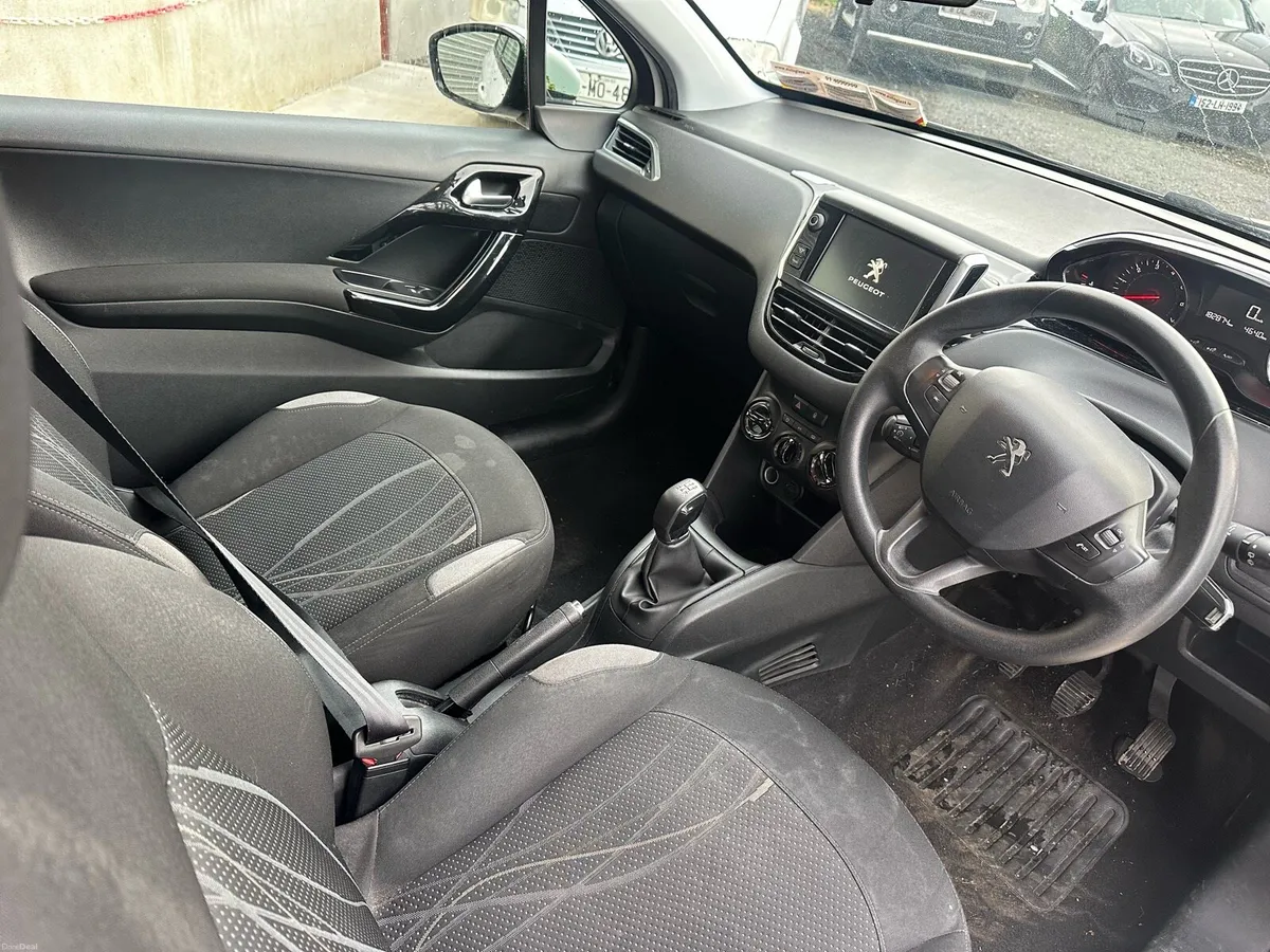 Peugoet 208 - Image 3