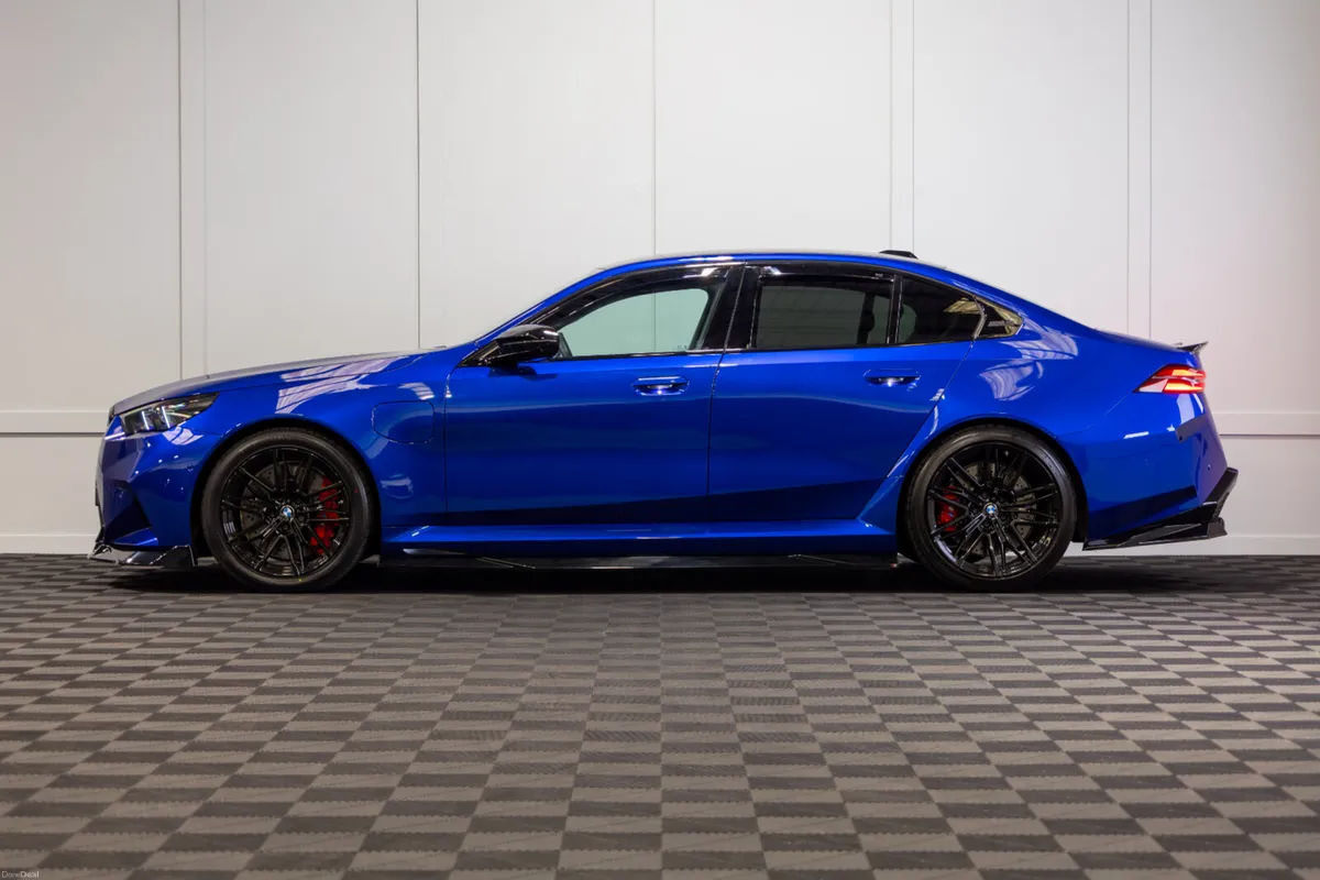 2025 BMW M5 (G90) *Pan Roof - Image 3