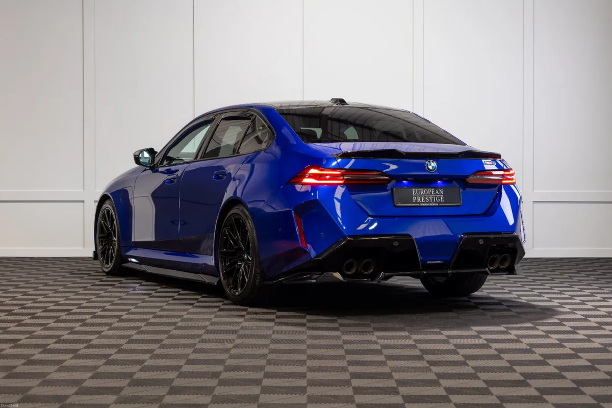 2025 BMW M5 (G90) *Pan Roof - Image 4