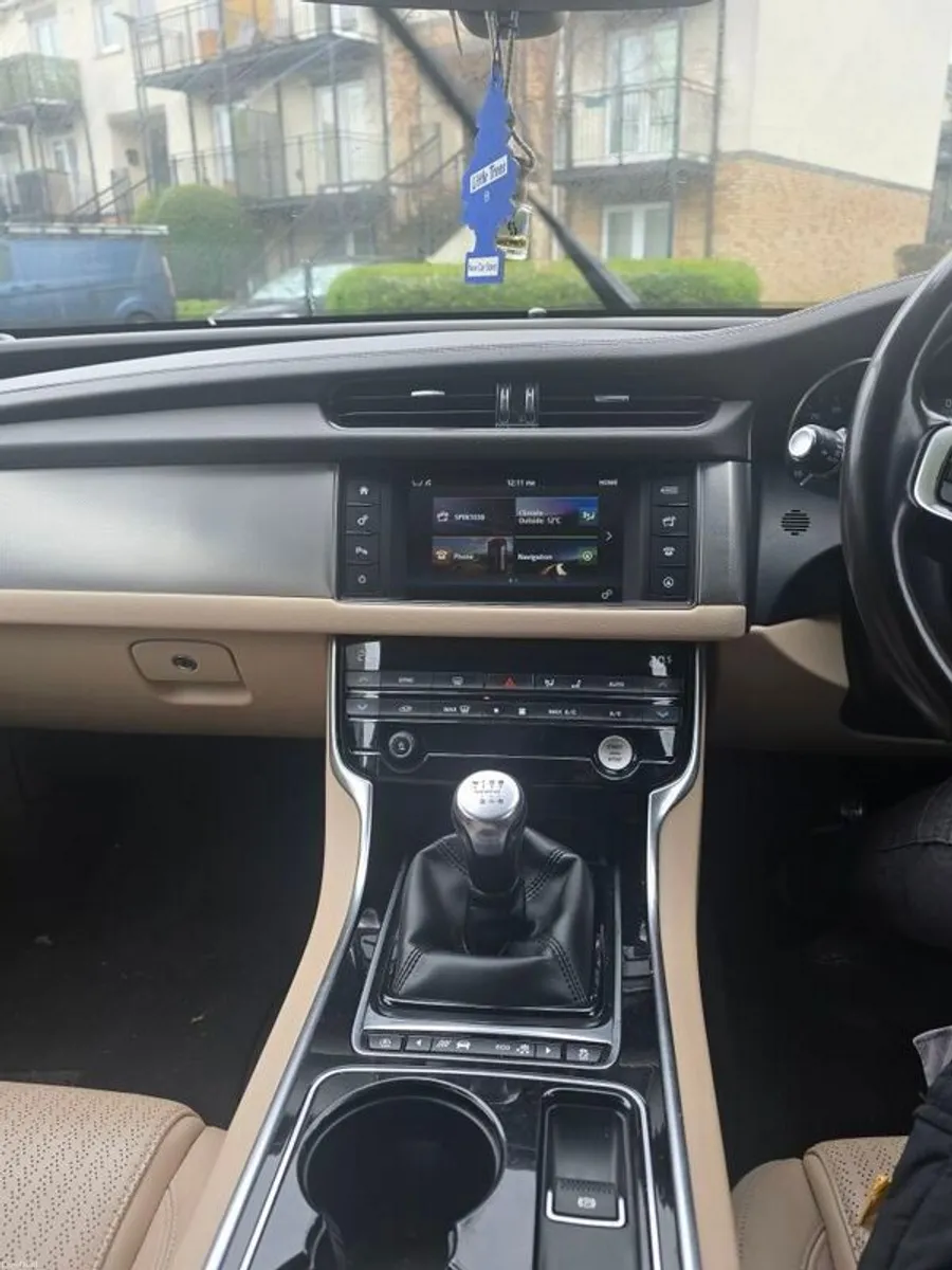 2018 Jaguar Xf - Image 4