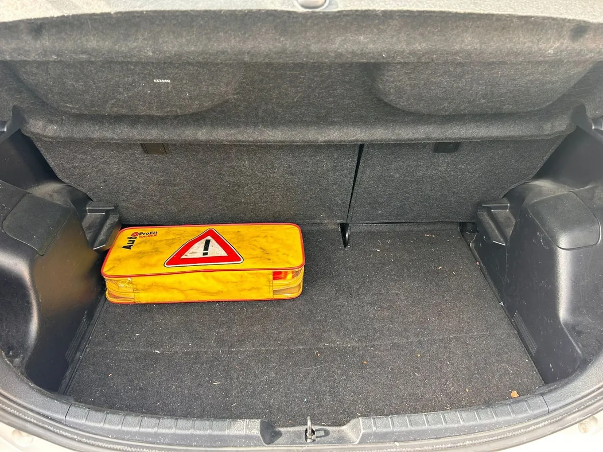 Toyota Yaris 2012 - Image 4