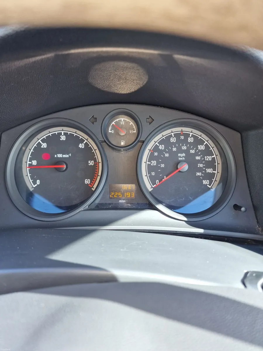 Vauxhall Astra 2010 - Image 2