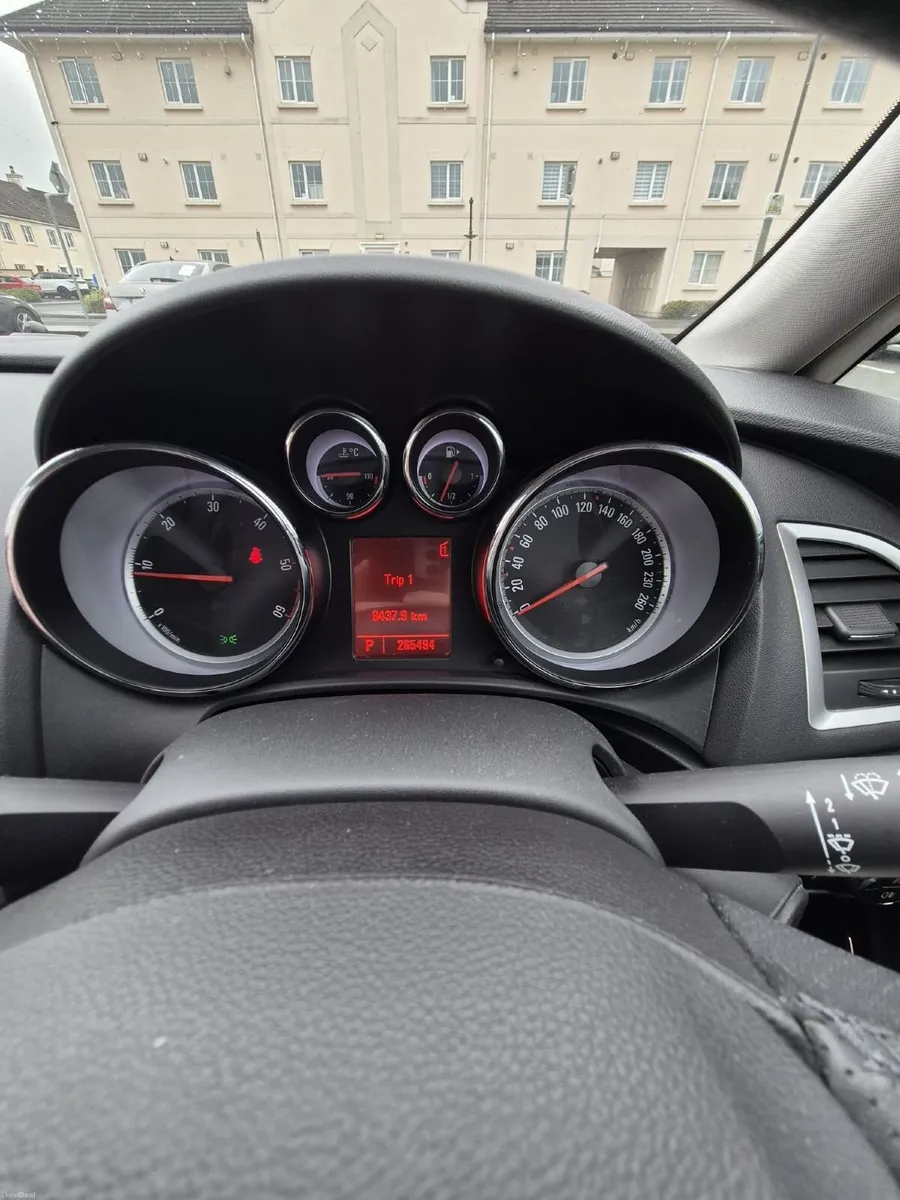 Opel Astra 2010 - Image 2