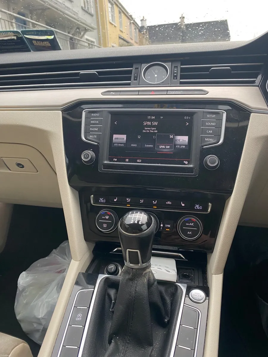 Volkswagen Passat 2015 - Image 2