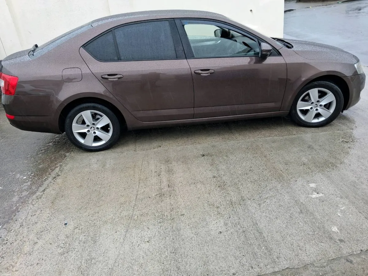 141 SKODA OCTAVIA AMBITION 1.6 TDI 105HP DSG - Image 4