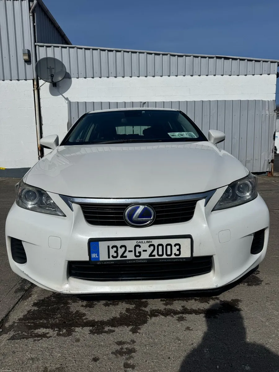 Hybrid Lexus CT200h - Image 1