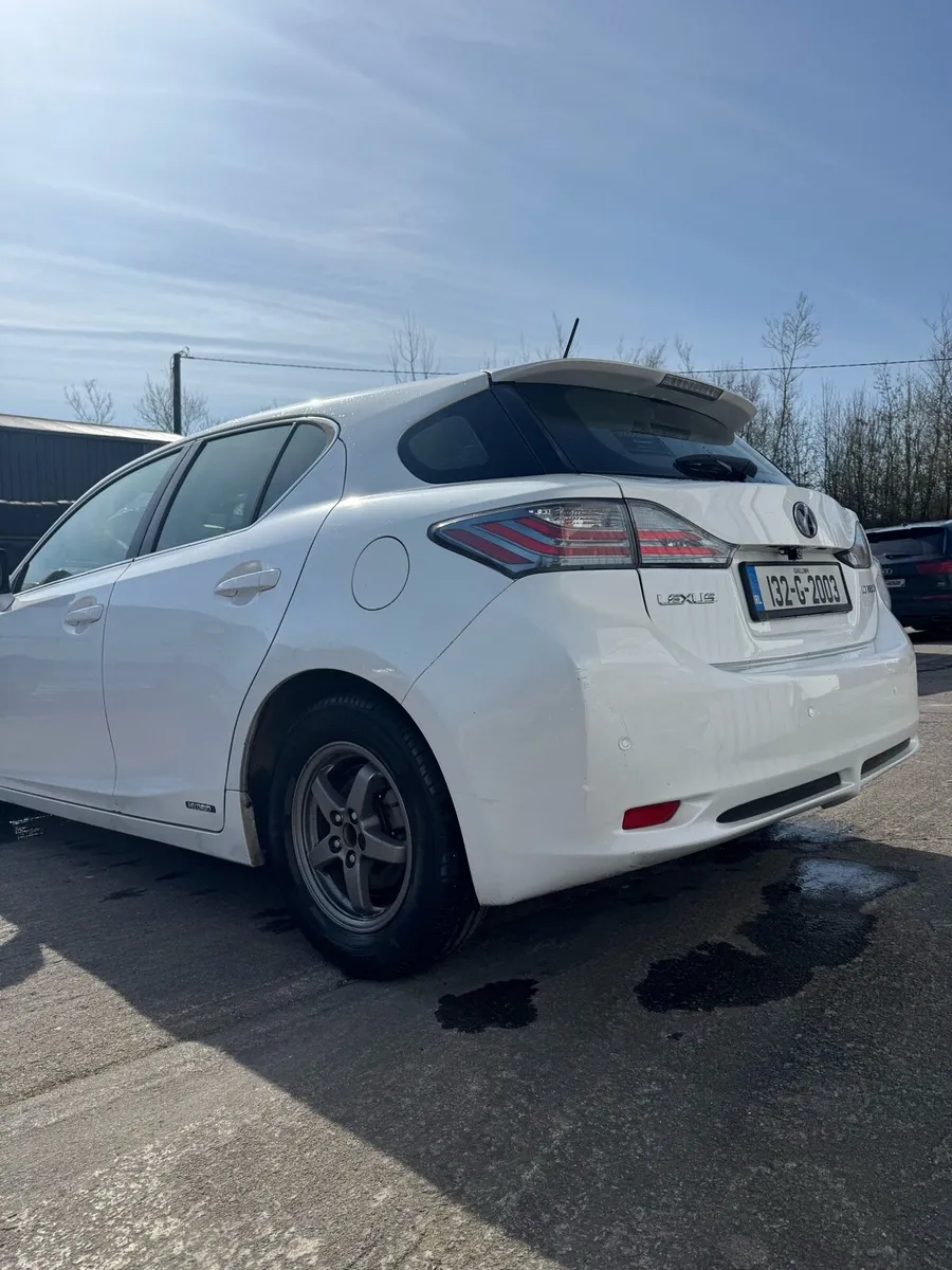 Hybrid Lexus CT200h - Image 4
