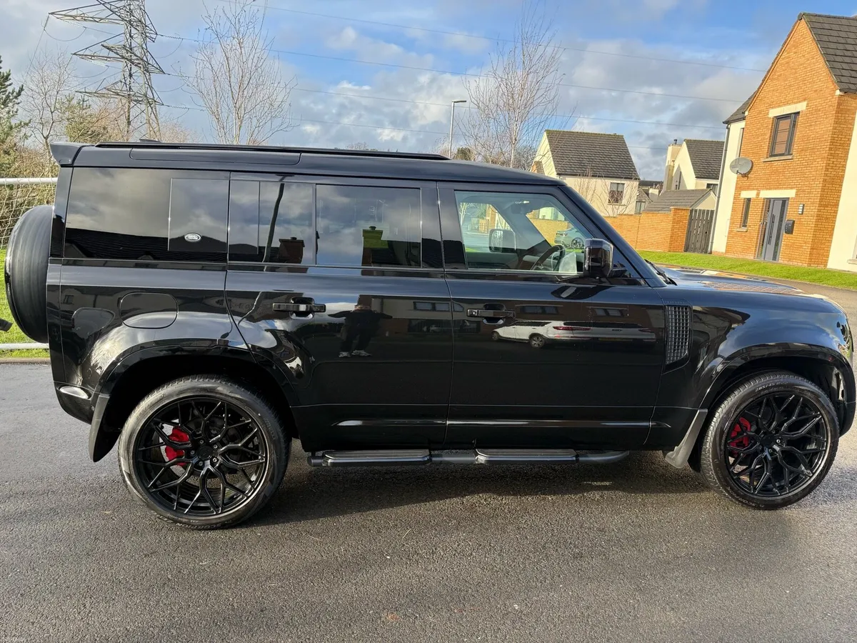 Land Rover Defender - Image 1