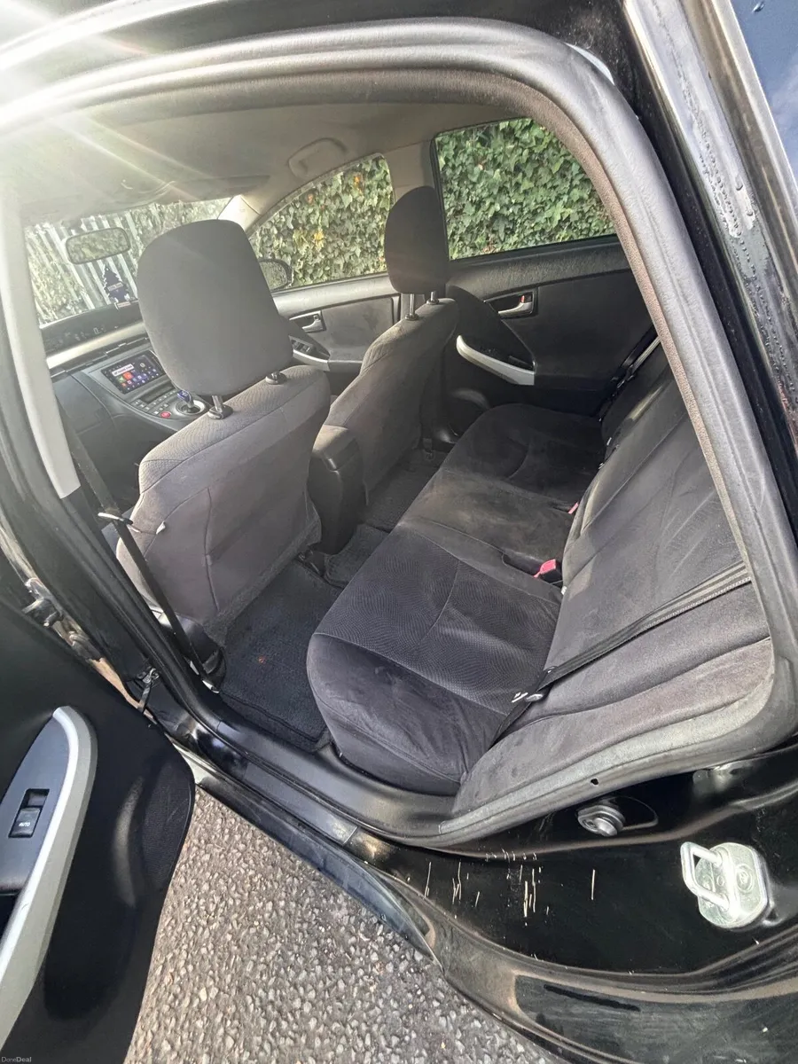 Toyota Prius 2015 - Image 2