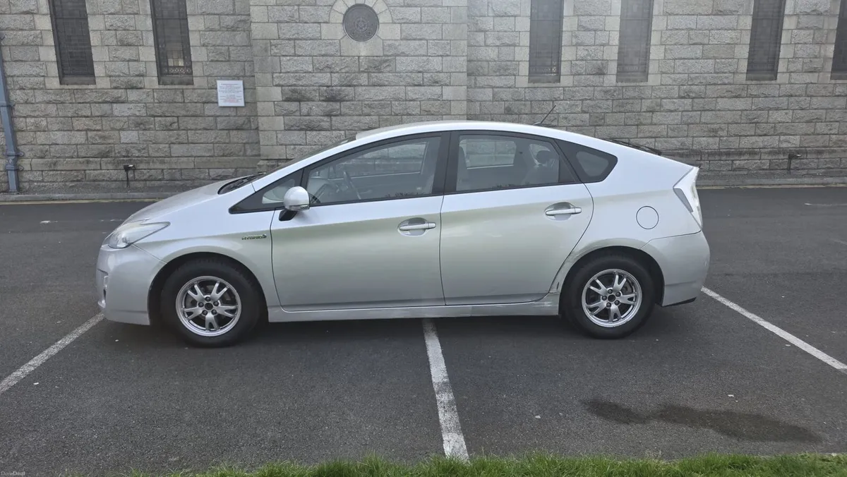 Toyota Prius 5DR Automatic - Image 3