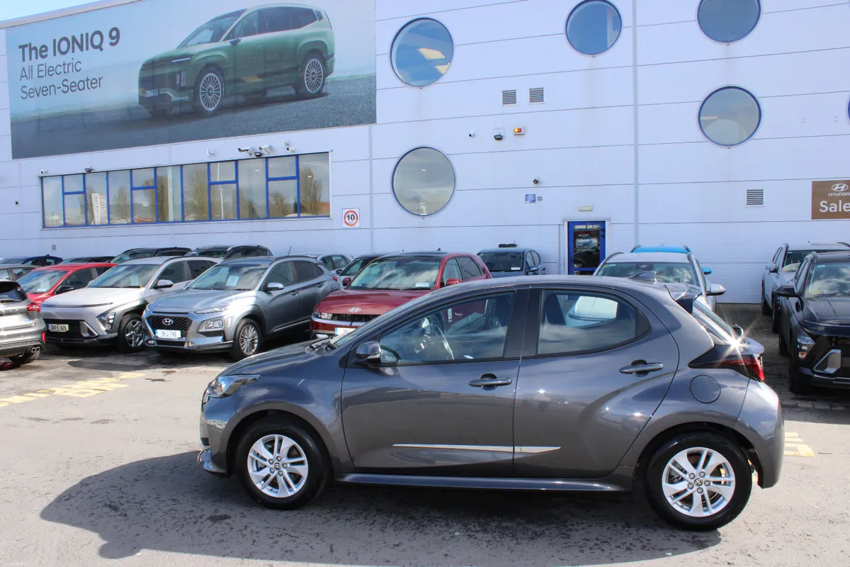 Toyota Yaris 2024 - Image 2