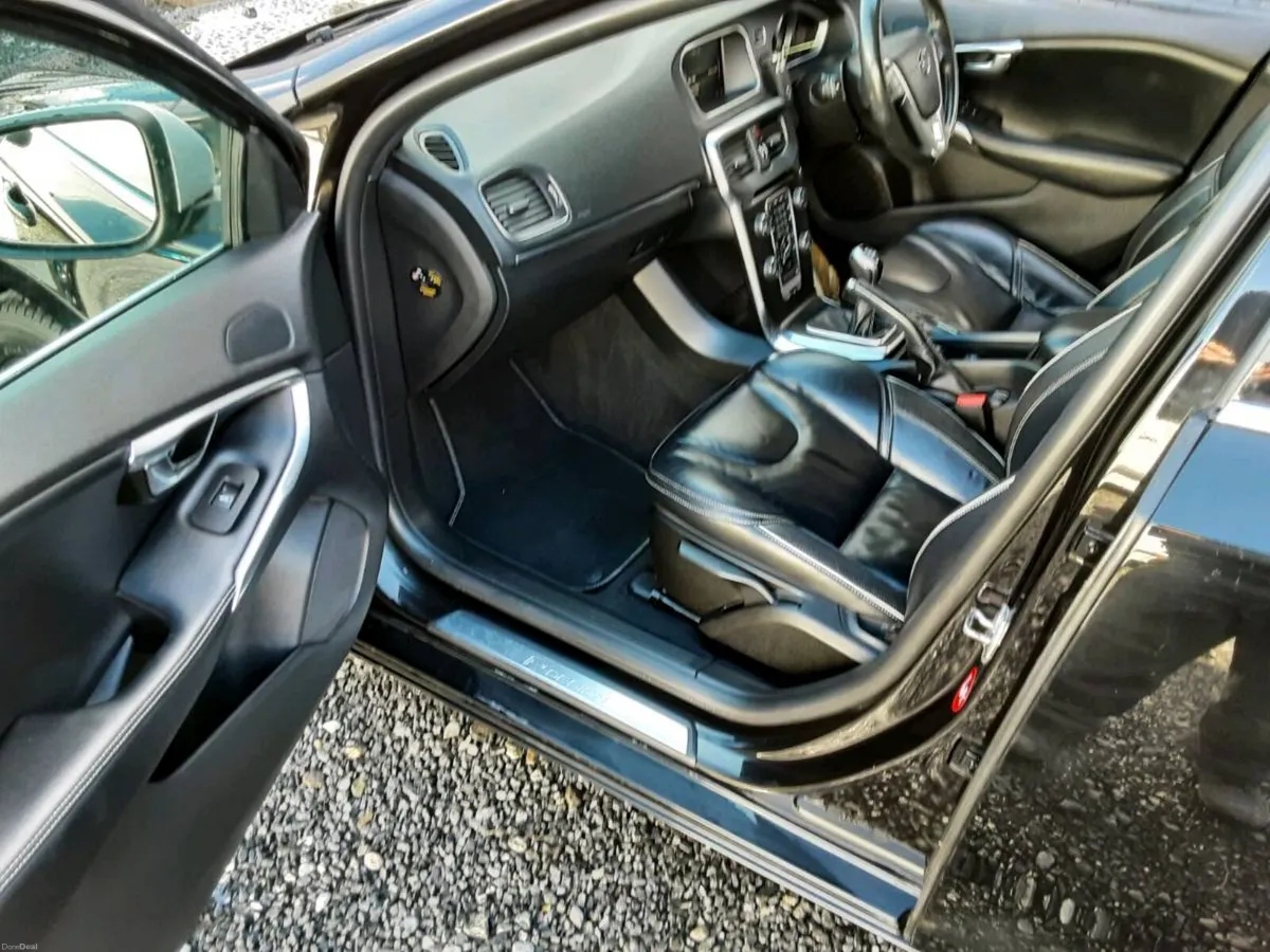 Volvo v40  D2   R Design - Image 2