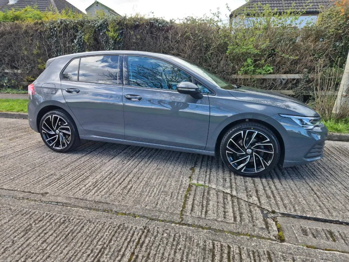 2022 volskwagen Golf 2.0TDI life 111044 kms - Image 3