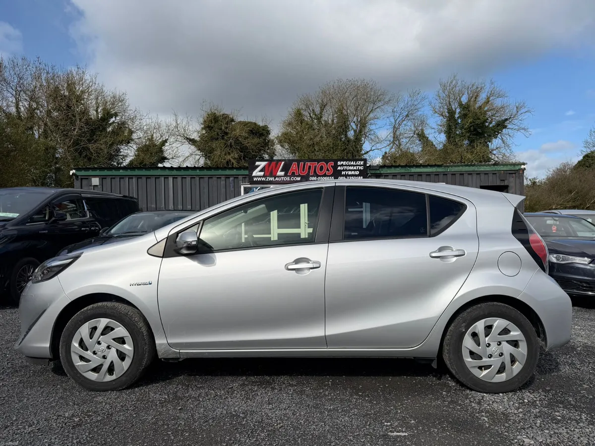 19 TOYOTA AQUA HYBRID - Image 4