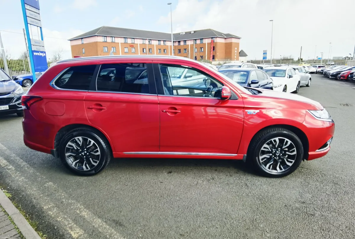 MITSUBISHI OUTLANDER 2.0 JURO 4WD AUTOMATIC PHEV - Image 4