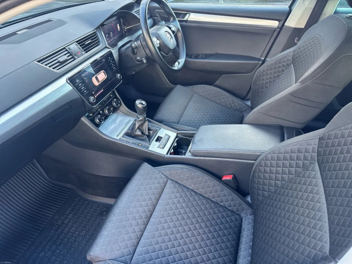 Skoda Superb COMBI AMBITION 2.0 TDI 150HP 5DR - Image 3