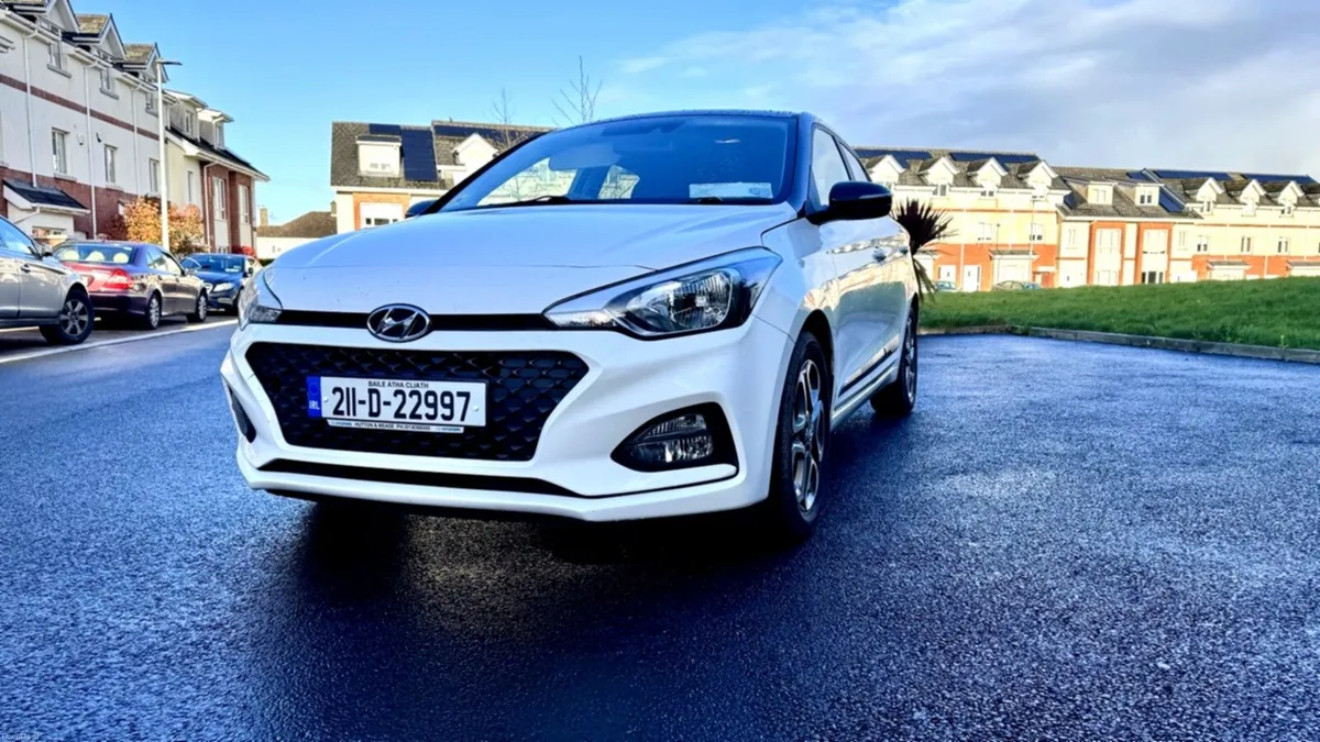 Hyundai / i20 / Active Deluxe Plus TWO Tone 5DR - Image 1