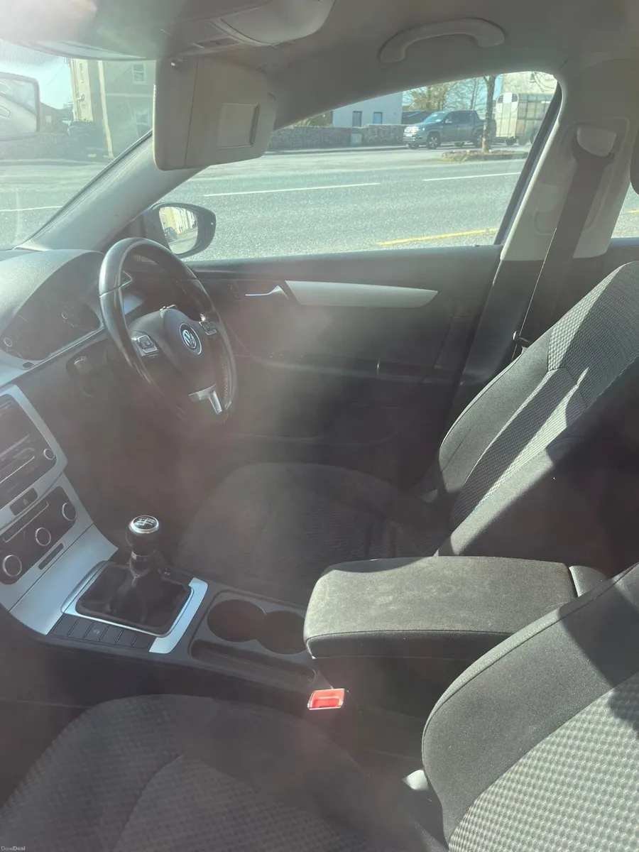 Volkswagen Passat 2012 - Image 4