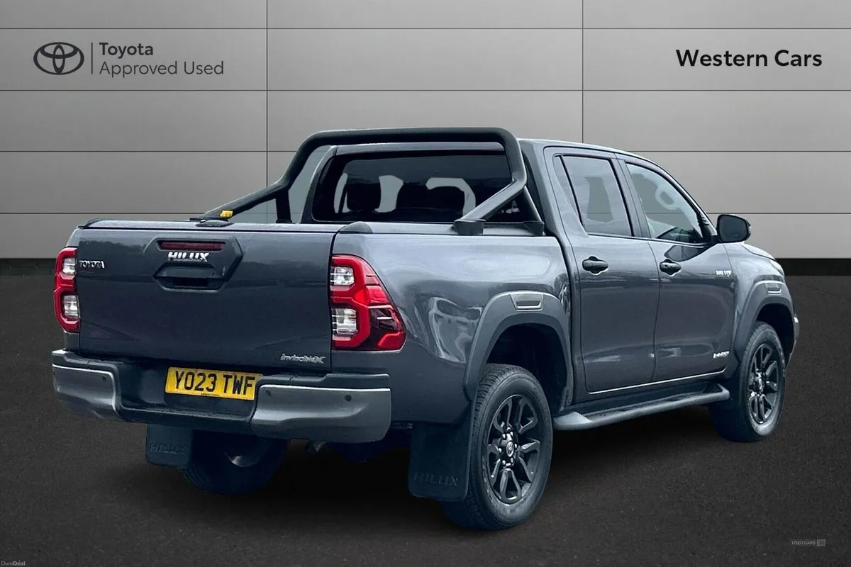 Toyota Hilux 2.8 D-4D Invincible X Auto 4WD Euro 6 - Image 2