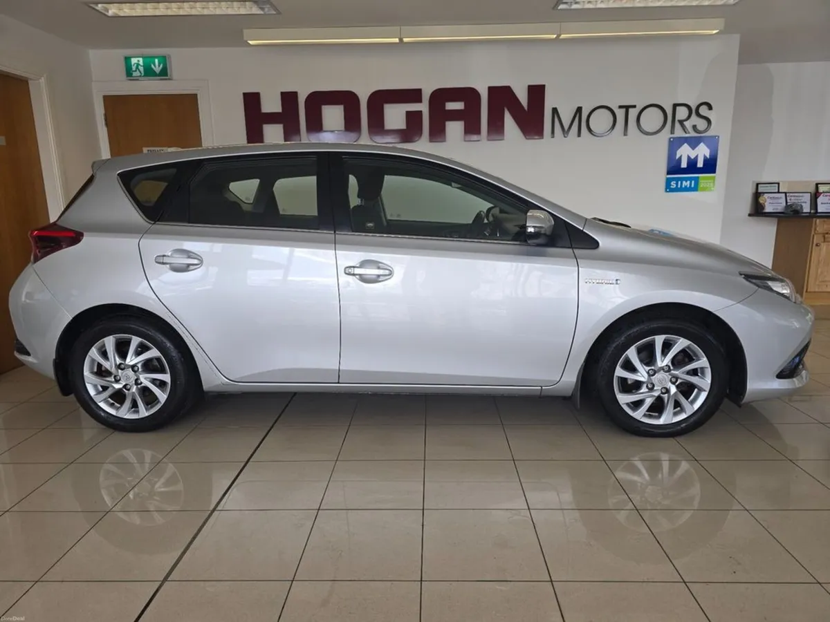 Toyota Auris Hybrid Luna Automatic - Image 3