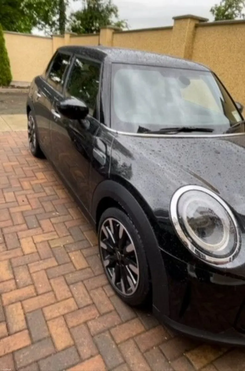 Mini Cooper 2022 Exclusive model millage 8,500km - Image 2