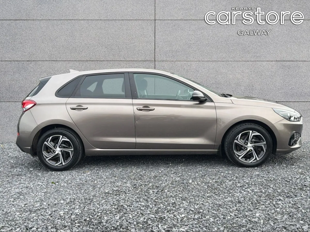 Hyundai i30 Diesel Deluxe - Image 2