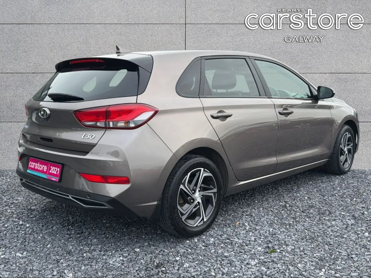 Hyundai i30 Diesel Deluxe - Image 3