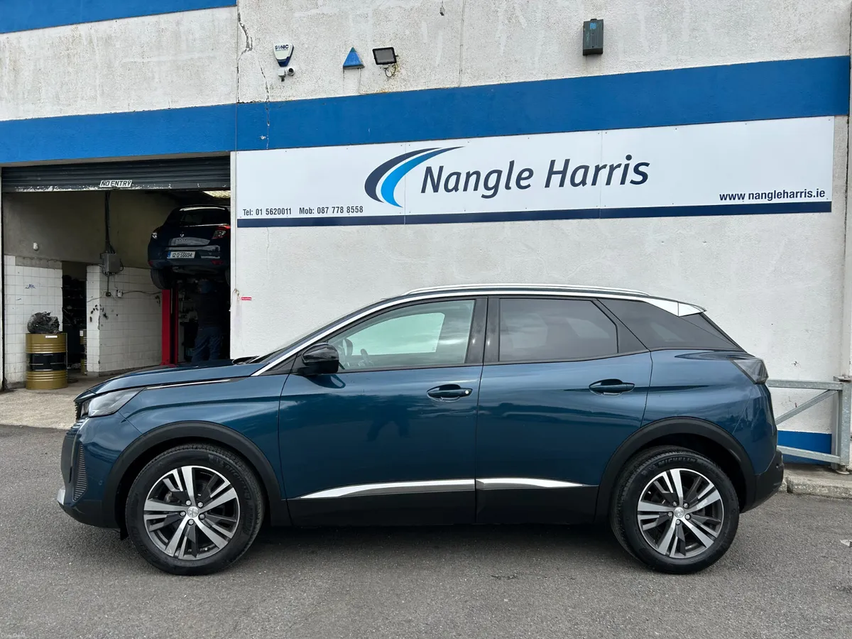 Peugeot 3008 AUTOMATIC. LOW KMS. - Image 2