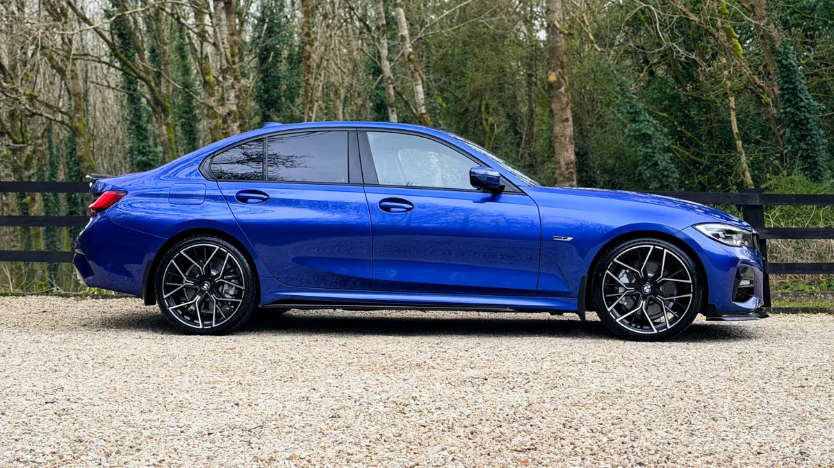 2021 (212) BMW 330e M Sport**20" ALLOYS - Image 4