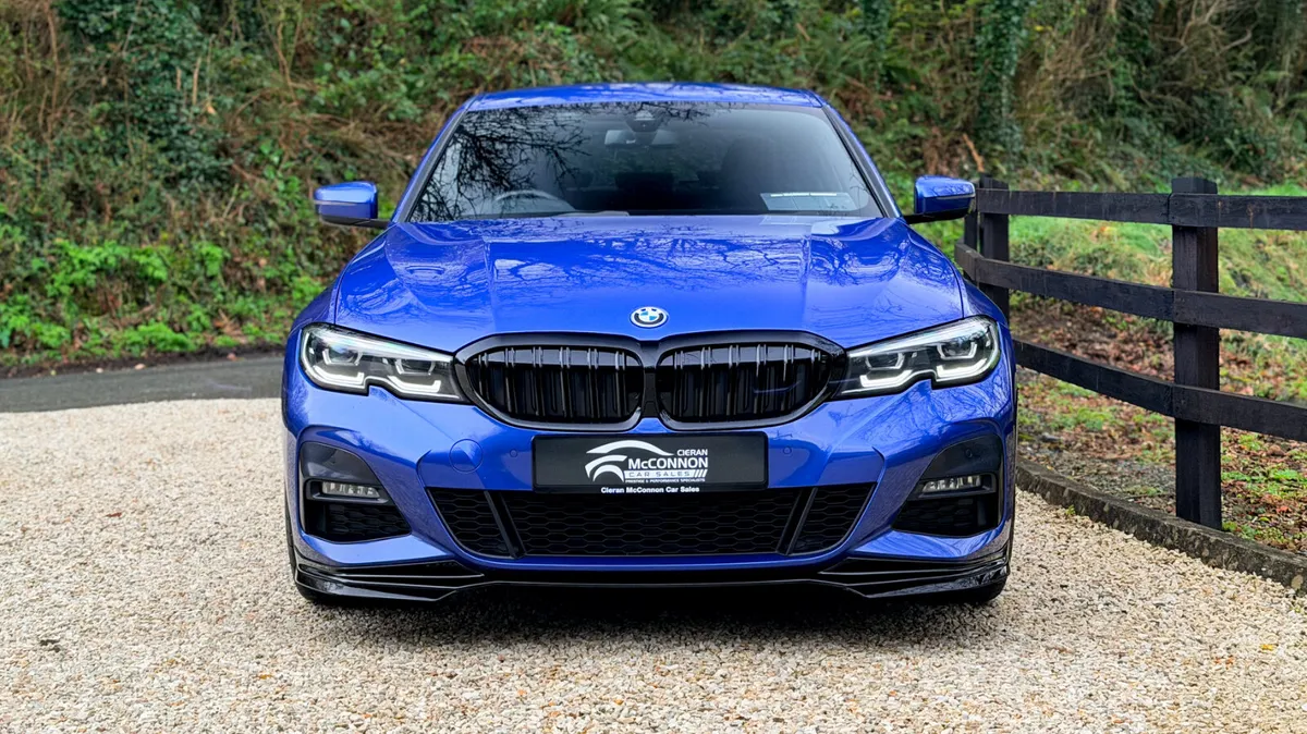 2021 (212) BMW 330e M Sport**20" ALLOYS - Image 3