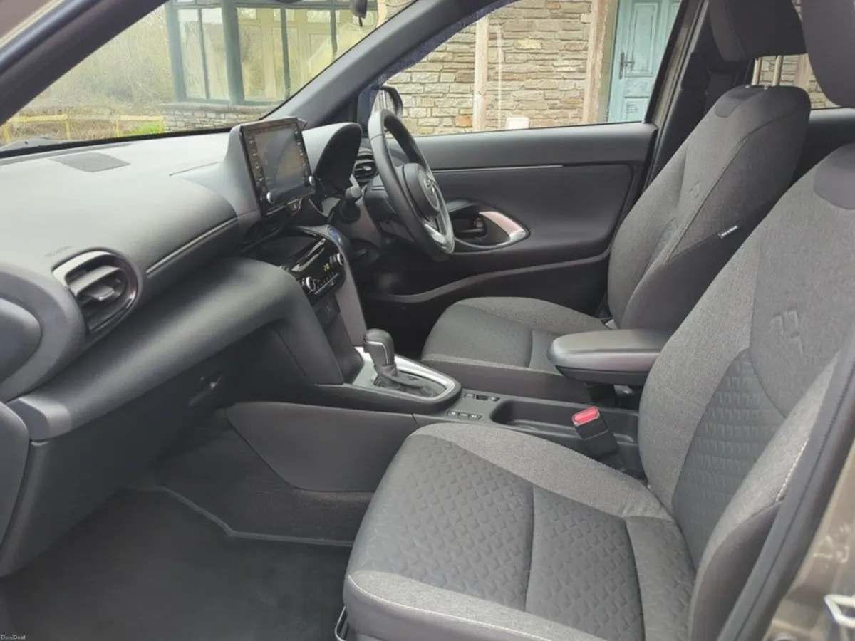 Toyota Yaris Cross USED CAR SALE!! YARIS CROSS LUN - Image 6