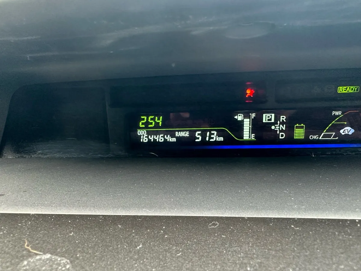 132 Toyota Pruis alpha - Image 3