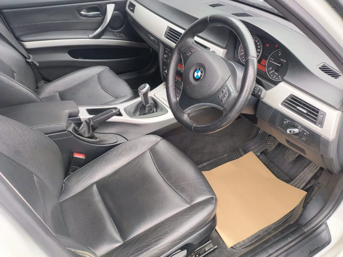 BMW 3-Series 2011 - Image 4