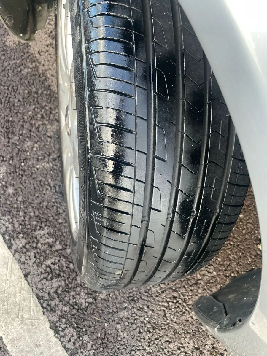 1 previous owner.  Full service history. Top specs - Image 4