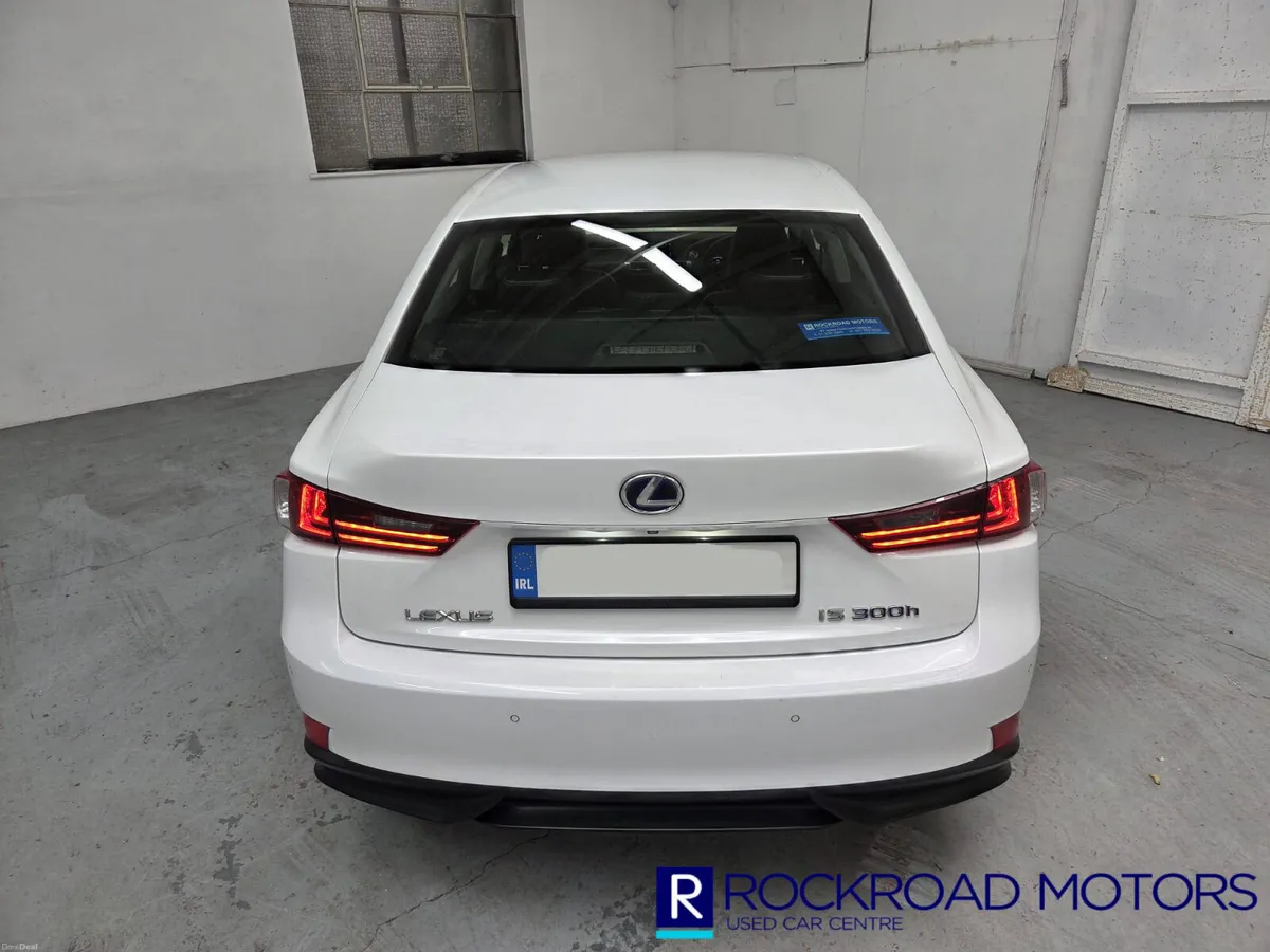 Lexus IS300h Premium,  2014 - Image 3