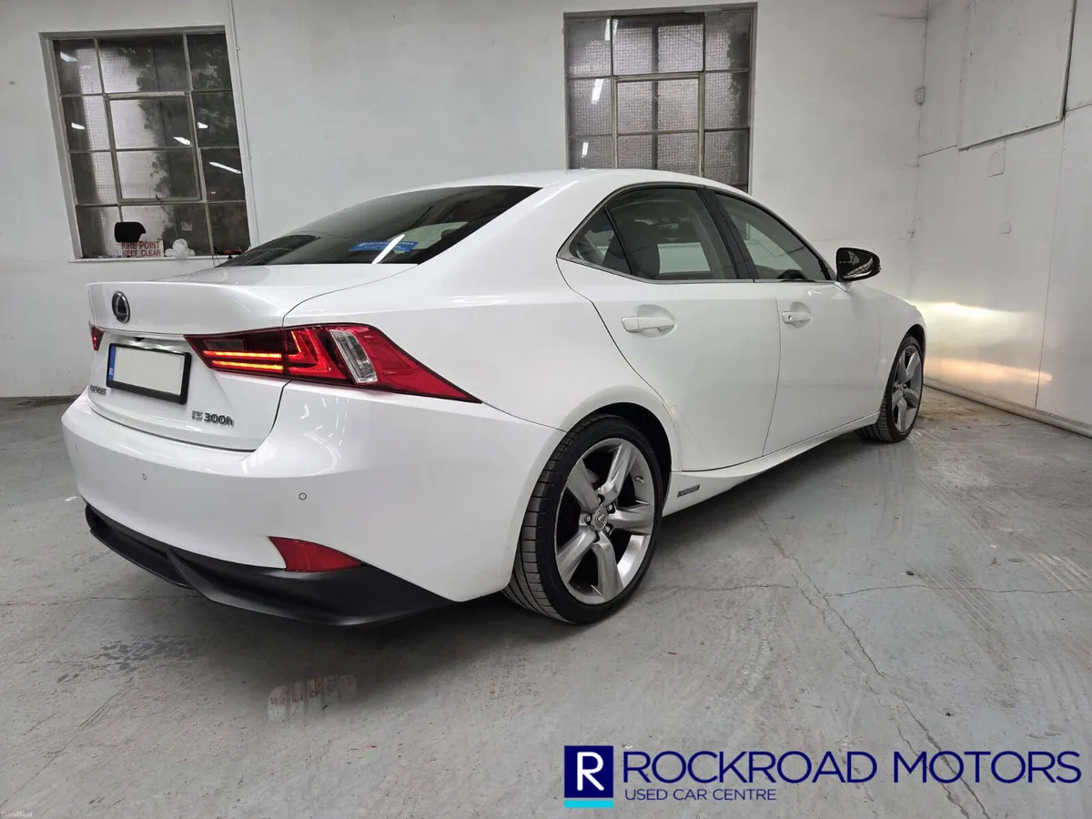 Lexus IS300h Premium,  2014 - Image 2
