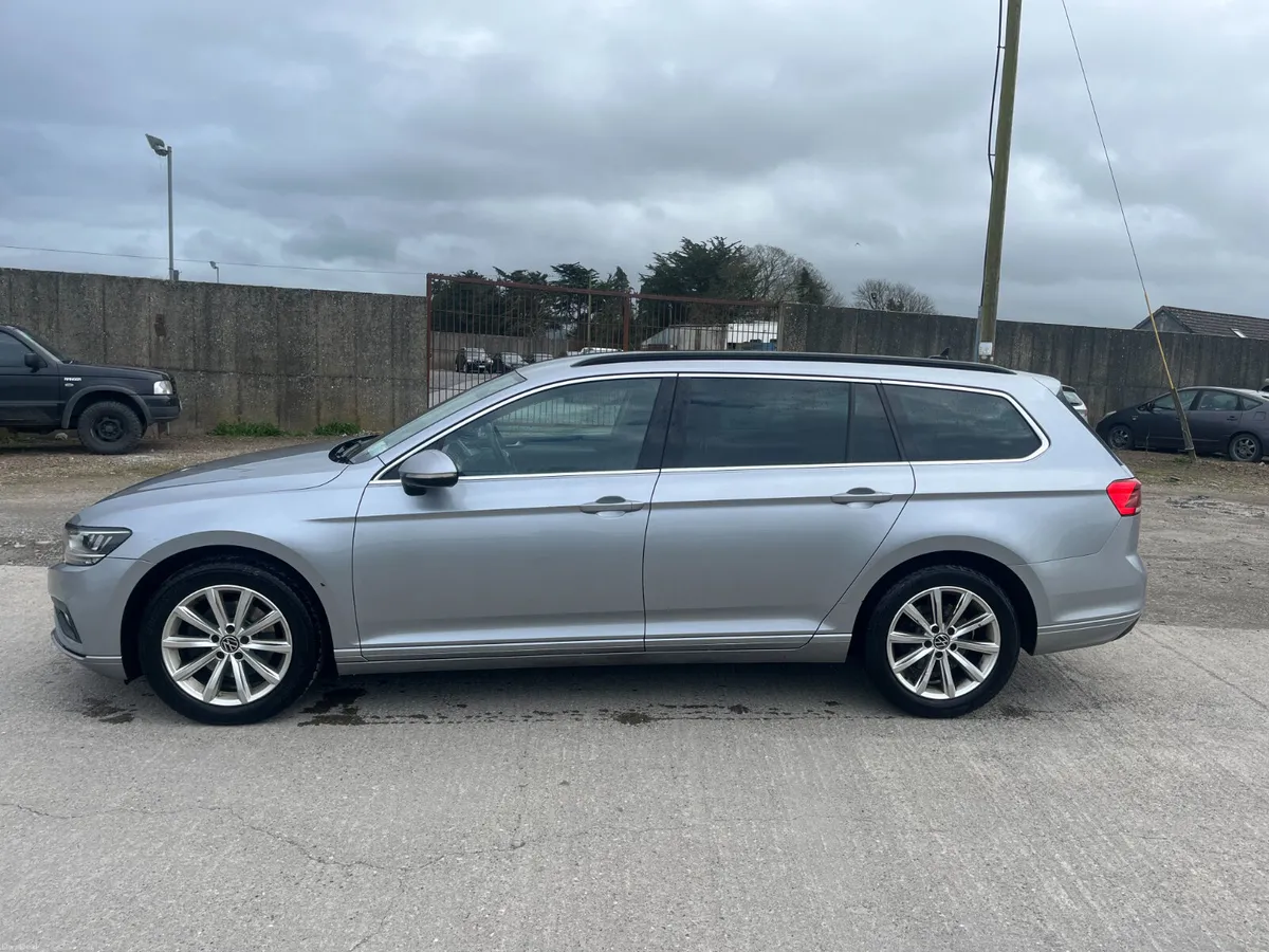 Volkswagen Passat 2022 - Image 4