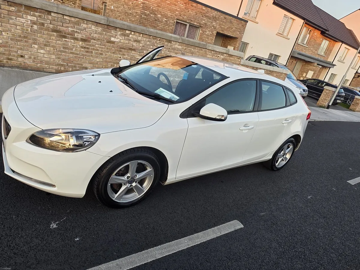 Volvo V40 - Image 1